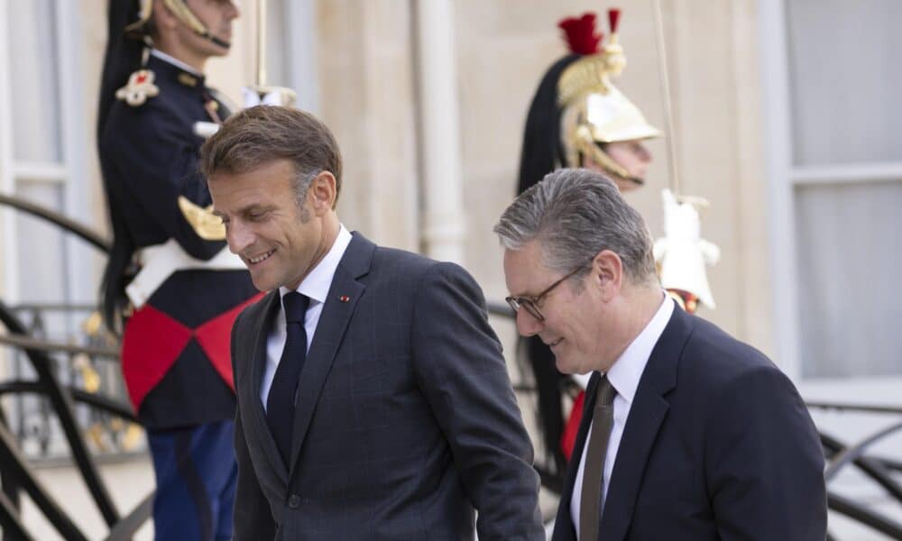 El presidente francés, Emmanuel Macron (izq. al frente), da la bienvenida al primer ministro británico, Keir Starmer (der. al frente), durante su visita al Palacio del Elíseo en París, Francia, el 29 de agosto de 2024. El primer ministro británico llegó a París el 28 de agosto como parte de su visita europea de dos días para asistir a la Ceremonia de Apertura de los Juegos Paralímpicos, así como para reunirse con líderes empresariales franceses y mantener conversaciones con el presidente francés. (Francia, Reino Unido) EFE/EPA/ANDRE PAIN