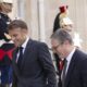 El presidente francés, Emmanuel Macron (izq. al frente), da la bienvenida al primer ministro británico, Keir Starmer (der. al frente), durante su visita al Palacio del Elíseo en París, Francia, el 29 de agosto de 2024. El primer ministro británico llegó a París el 28 de agosto como parte de su visita europea de dos días para asistir a la Ceremonia de Apertura de los Juegos Paralímpicos, así como para reunirse con líderes empresariales franceses y mantener conversaciones con el presidente francés. (Francia, Reino Unido) EFE/EPA/ANDRE PAIN