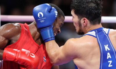 El boxeador kazajo Nurbek Oralbay (azul) se enfrenta al dominicano Javier Cristian Pinales (rojo). EFE/ Miguel Gutiérrez