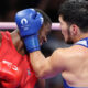 El boxeador kazajo Nurbek Oralbay (azul) se enfrenta al dominicano Javier Cristian Pinales (rojo). EFE/ Miguel Gutiérrez