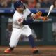 Fotografía de archivo en la que se registró al venezolano José Altuve, segunda base de los Astros de Houston, quien aportó un jonrón de dos carreras en el triunfo a domicilio de su equipo 4-8 sobre los Medias Rojas de Boston en la MLB. EFEAdam Davis