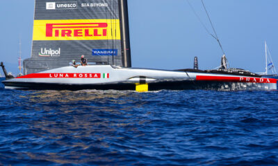 El barco italiano Luna Rossa Prada Pirelli, durante la segunda jornada de la 'Round Robin' (ronda clasificatoria) de la Copa del América de Barcelona. EFE/ Siu Wu