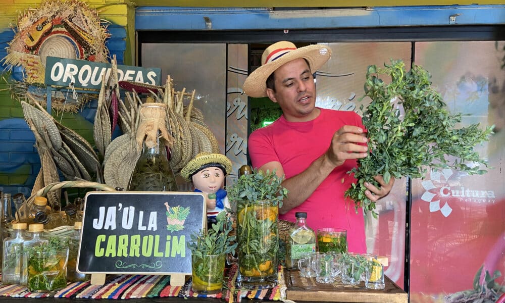 El gestor cultural y propietario de la tienda Tereré Literario en Asunción, Javier Torres, hojas para preparar carrulim durante una entrevista con EFE este miércoles, en Asunción (Paraguay). EFE/ Laura Barros