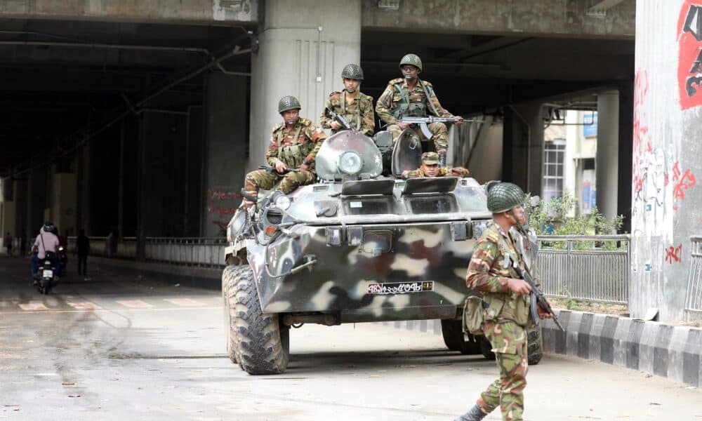 Soldados del Ejército de Bangladés patrullan en la calle después de que el gobierno impusiera un nuevo toque de queda, en Dhaka, Bangladesh, 05 de agosto de 2024. 
EFE/EPA/MONIRUL ALAM