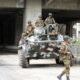 Soldados del Ejército de Bangladés patrullan en la calle después de que el gobierno impusiera un nuevo toque de queda, en Dhaka, Bangladesh, 05 de agosto de 2024. 
EFE/EPA/MONIRUL ALAM