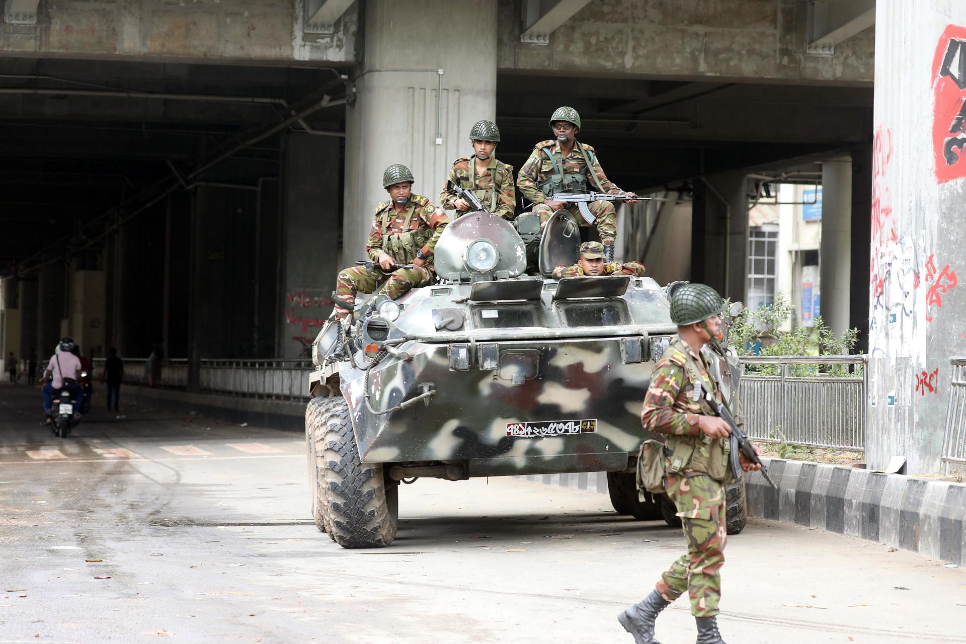 Soldados del Ejército de Bangladés patrullan en la calle después de que el gobierno impusiera un nuevo toque de queda, en Dhaka, Bangladesh, 05 de agosto de 2024. 
EFE/EPA/MONIRUL ALAM