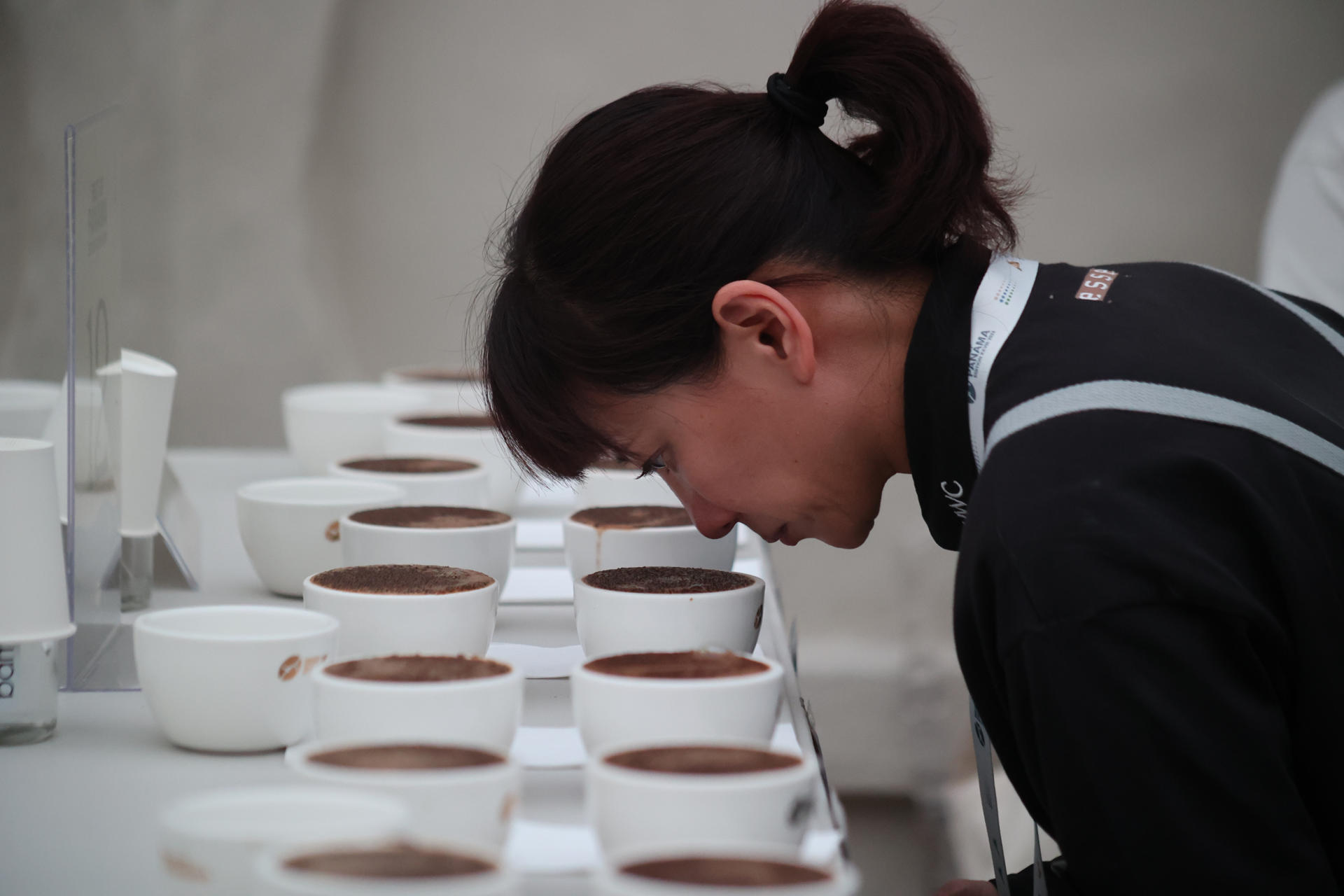 Fotografía cedida por la Asociación de Cafés Especiales de Panamá (SCAP) de una persona mientras cata una tasa de café, en Ciudad de Panamá (Panamá). EFE/SCAP Panamá