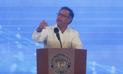 AME8980. CARTAGENA (COLOMBIA), 08/08/2024.- El presidente de Colombia, Gustavo Petro (c), habla en la 'Cumbre Ministerial Latinoamericana y del Caribe por la Inteligencia Artificial: ColombIA' este jueves, en Cartagena (Colombia). Petro propuso que los gobiernos de América Latina se unan para estudiar la Inteligencia Artificial (IA) y sus riesgos, pues considera que esta tecnología "tiene la capacidad de la extinción humana". EFE/ Ricardo Maldonado Rozo