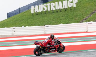 El italiano Francesco Bagnaia (Ducati Lenovo Team), durante la vueelta de calentamiento del Gran Premio de Austria de MotoGP en el circuito Red Bull Ring en Spielberg, Austria. EFE/JOHANN GRODER