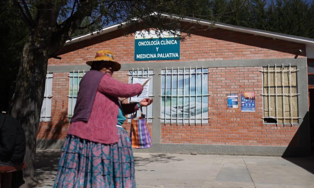 Fotografía de una mujer caminando frente a la fachada de la clínica de radioterapia del Seguro Universal de Bolivia, en La Paz (Bolivia). EFE/ Luis Gandarillas