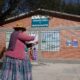 Fotografía de una mujer caminando frente a la fachada de la clínica de radioterapia del Seguro Universal de Bolivia, en La Paz (Bolivia). EFE/ Luis Gandarillas