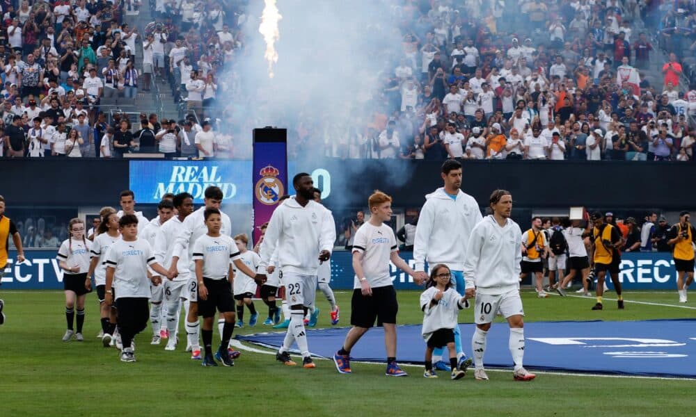 Los jugadores del Barcelona llegan antes del partido de fútbol en vivo del Champions Tour entre el Real Madrid CF y el FC Barcelona en East Rutherford, Nueva Jersey, Estados Unidos. EFE/EPA/KENA BETANCUR