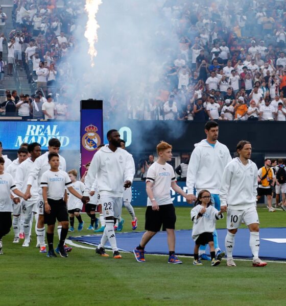 Los jugadores del Barcelona llegan antes del partido de fútbol en vivo del Champions Tour entre el Real Madrid CF y el FC Barcelona en East Rutherford, Nueva Jersey, Estados Unidos. EFE/EPA/KENA BETANCUR