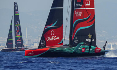 BARCELONA (ESPAÑA), 23/08/2024.- El barco neozelandés Emirates Team New Zealand (d) y el barco británico INEOS Britannia , durante la segunda jornada de la tercera y última regata preliminar, el inicio de la 37ª Copa del América, una de las ediciones más igualadas de la historia que se disputa en aguas de Barcelona. EFE/ Siu Wu