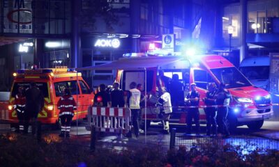 Servicios de emergencia tras un ataque con cuchillo durante el festival de la ciudad en una calle de Solingen, Alemania. EFE/EPA/CHRISTOPHER NEUNDORF