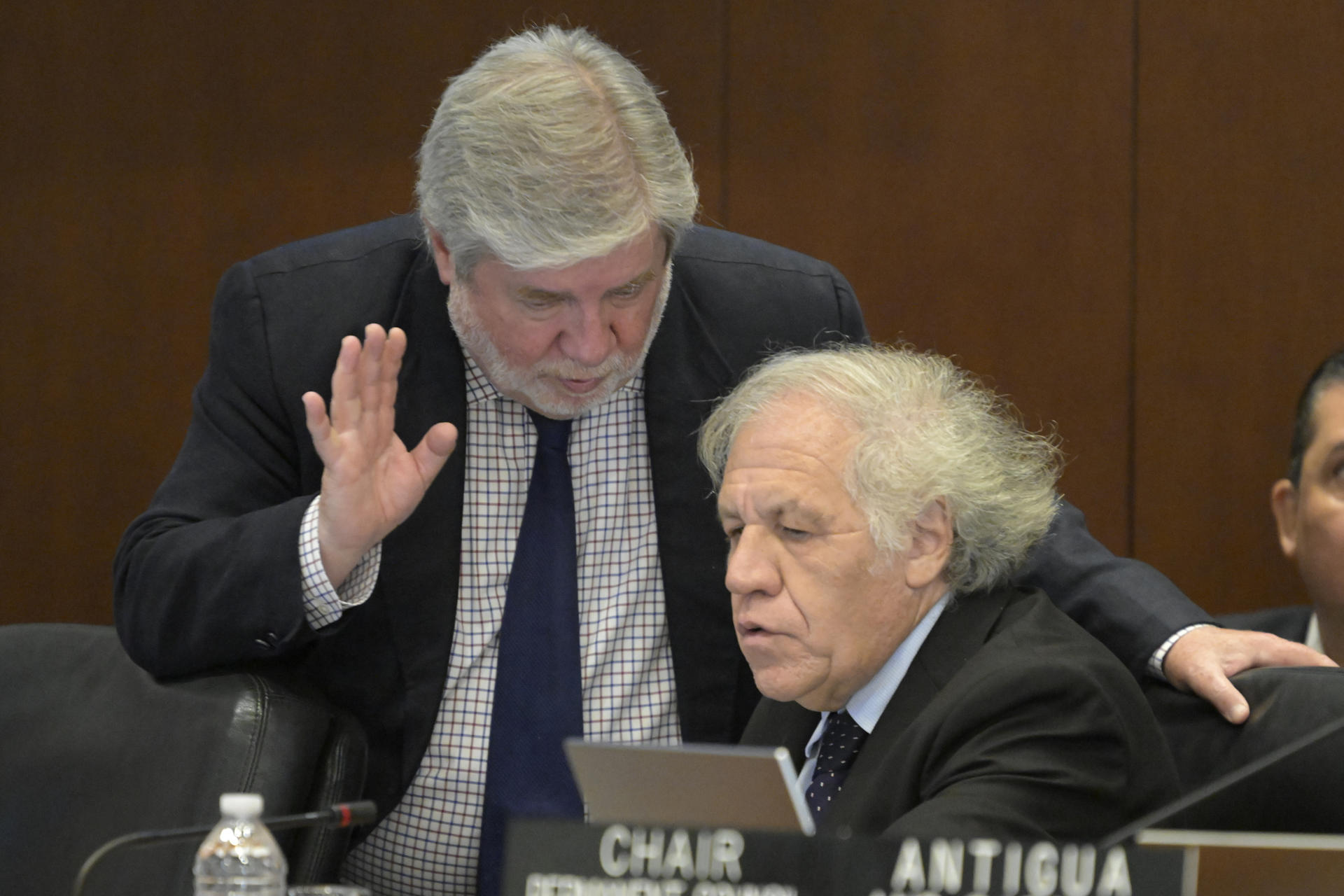 El secretario general de la Organización de Estados Americanos, Luis Almagro (d), participa en una sesión extraordinaria del organismo, este miércoles en Washington (Estados Unidos). EFE/ Lenin Nolly