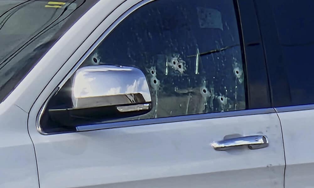 Fotografía de unos impactos de bala en la ventana de un vehículo el que se transportaba el presidente de la Federación de Cámaras Nacionales de Comercio (Fecanaco), Julio Almanza Armas, este martes en Matamoros (México). EFE/ Str