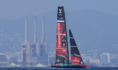 El barco neozelandés Emirates Team New Zealand durante los enfrentamientos de la regata preliminar, este sábado en la 37ª Copa del América, una de las ediciones más igualadas de la historia que se disputa en aguas de Barcelona. EFE/ Siu Wu