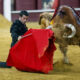 El torero Emilio de Justo con el sexto toro, al que lidió por la lesión de Cayetano, durante la Tradicional Corrida Picassiana este jueves en la Plaza de toros de La Malagueta, Málaga, la segunda de la Feria de Málaga 2024, con toros de Torrealta. EFE/ Jorge Zapata