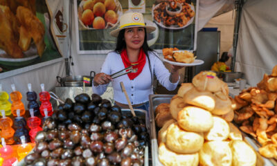 Una mujer sirve alimentos típicos en Quito (Ecuador). EFE/ José Jácome