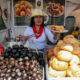 Una mujer sirve alimentos típicos en Quito (Ecuador). EFE/ José Jácome