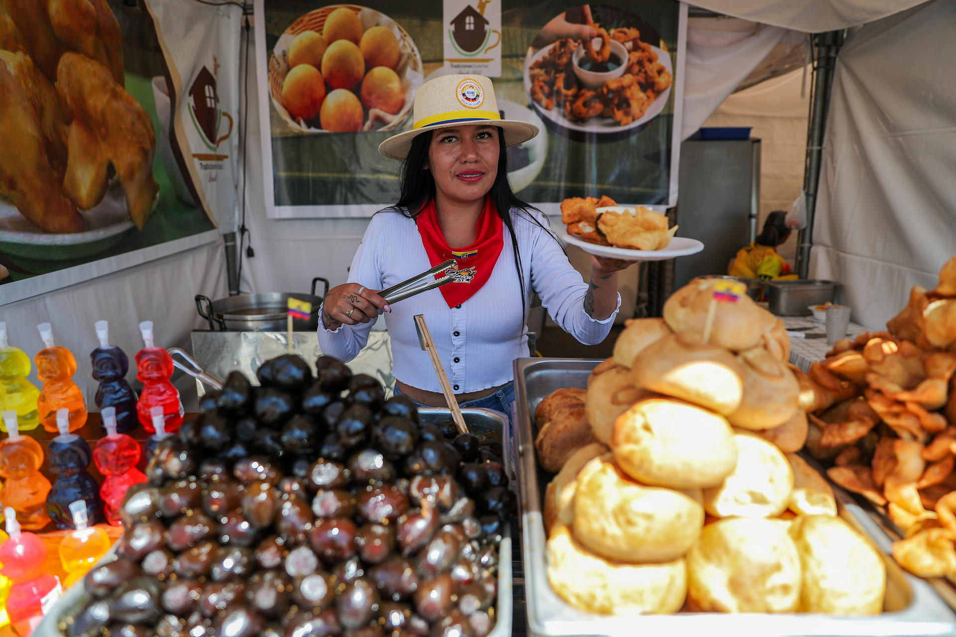 Una mujer sirve alimentos típicos en Quito (Ecuador). EFE/ José Jácome