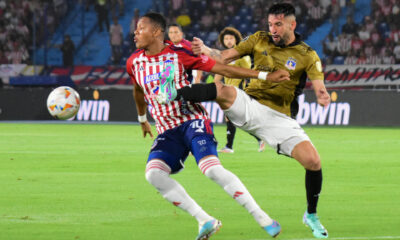 Yairo Moreno (i) de Junior disputa el balón con Javier Correa de Colo Colo en el partido de vuelta de los octavos de final de la Copa Libertadores. EFE/ Aleidys Coll