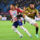 Yairo Moreno (i) de Junior disputa el balón con Javier Correa de Colo Colo en el partido de vuelta de los octavos de final de la Copa Libertadores. EFE/ Aleidys Coll