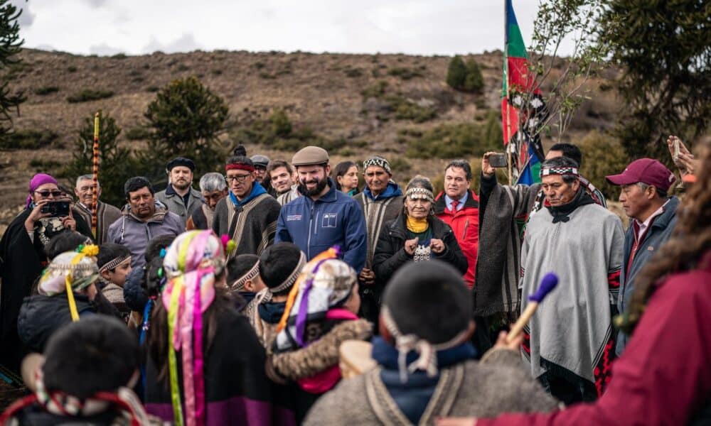 Fotografía cedida por la Presidencia de Chile, del Presidente de la República Gabriel Boric Font (c), junto a comunidades mapuches este jueves en la localidad de Pehuenco de la comuna de Lonquimay, Araucanía (Chile). EFE/Presidencia de Chile