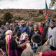 Fotografía cedida por la Presidencia de Chile, del Presidente de la República Gabriel Boric Font (c), junto a comunidades mapuches este jueves en la localidad de Pehuenco de la comuna de Lonquimay, Araucanía (Chile). EFE/Presidencia de Chile