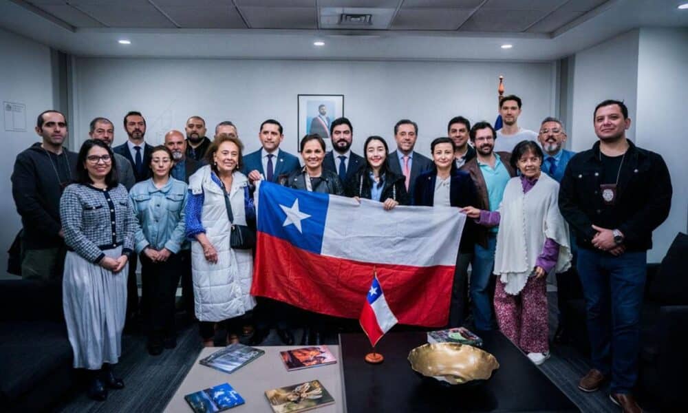 Fotografía cedida de la subsecretaria Gloria de La Fuente (c) recibiendo a personal diplomático de la embajada y los consulados generales de Chile en Venezuela, este 1 de agosto de 2024 en Santiago (Chile). EFE/ Ministerio Relaciones Exteriores de Chile