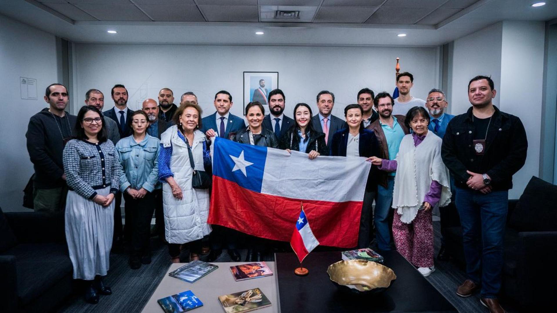 Fotografía cedida de la subsecretaria Gloria de La Fuente (c) recibiendo a personal diplomático de la embajada y los consulados generales de Chile en Venezuela, este 1 de agosto de 2024 en Santiago (Chile). EFE/ Ministerio Relaciones Exteriores de Chile