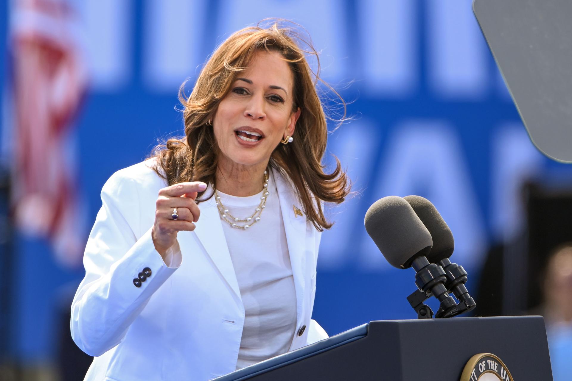 Imagen de archivo de la candidata presidencial demócrata de Estados Unidos, Kamala Harris, quien habla con sus partidarios durante un evento de campaña. EFE/EPA/Craig Lassig