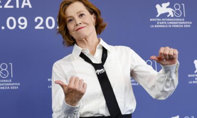 La actriz estadounidense Sigourney Weaver posa en una sesión fotográfica antes de la ceremonia de apertura del Festival de Cine de Venecia, en Venecia, Italia, el 28 de agosto de 2024. Sigourney Weaver recibirá el León de Oro a la trayectoria durante la 81ª edición del Festival Internacional de Cine de Venecia, que se celebrará del 28 de agosto al 7 de septiembre de 2024. (Cine, Italia, Niza, Venecia) EFE/EPA/FABIO FRUSTAC