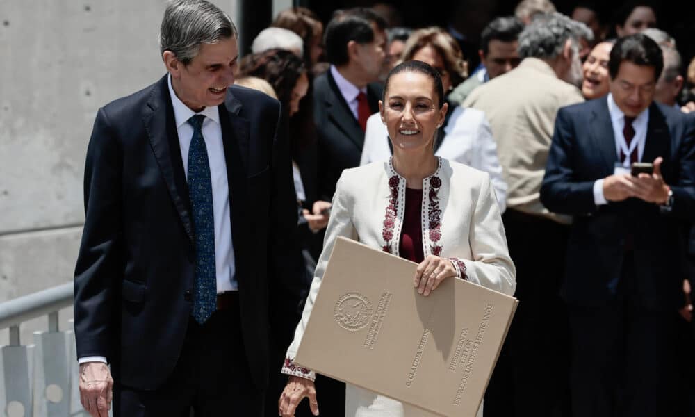 Claudia Sheinbaum sostiene su Constancia de Mayoría de la elección presidencial de las elecciones 2023-2024 junto a su esposo Jesús María Tarriba este jueves, en la sede del Tribunal Electoral del Poder Judicial de la Federación (Tepjf) en Ciudad de México (México). EFE/ José Méndez