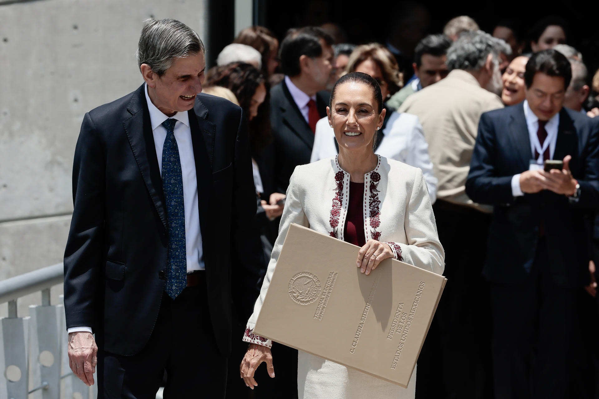 Claudia Sheinbaum sostiene su Constancia de Mayoría de la elección presidencial de las elecciones 2023-2024 junto a su esposo Jesús María Tarriba este jueves, en la sede del Tribunal Electoral del Poder Judicial de la Federación (Tepjf) en Ciudad de México (México). EFE/ José Méndez