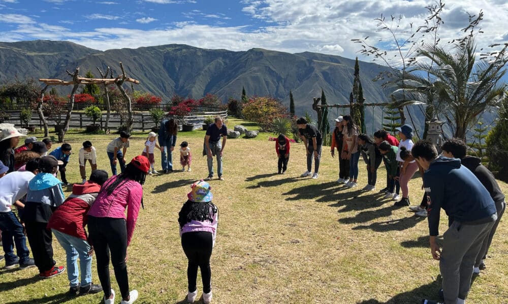 Fotografía del 31 de julio de 2024 cedida por Summercamp de niños en una actividad en un campamento en la localidad de Pablo Arenas, en la provincia ecuatoriana de Imbabura (Ecuador). EFE/ Erik Olson /Summercamp