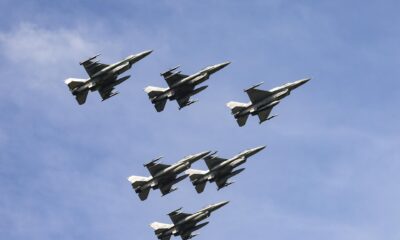 Los aviones de combate F-16 de la Fuerza Aérea Polaca realizan un vuelo como parte del desfile militar durante el Día de las Fuerzas Armadas de Polonia en Varsovia, Polonia, el 15 de agosto de 2024. El Día de las Fuerzas Armadas de Polonia es una fiesta nacional que se celebra anualmente el 15 de agosto en Polonia y que conmemora el aniversario de la victoria de 1920 sobre la Rusia soviética en la batalla de Varsovia durante la guerra polaco-soviética. (Polonia, Rusia, Varsovia) EFE/EPA/LESZEK SZYMANSKI POLONIA FUERA