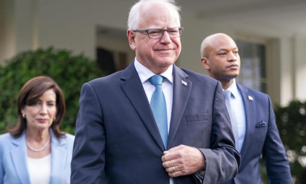 Fotografía de archivo del 03 de julio de 2024 que muestra al gobernador de Minnesota, Tim Walz (c), la gobernadora de Nueva York, Kathy Hochul (i), y el gobernador de Maryland, Wes Moore (d), saliendo del Ala Oeste para hacer declaraciones a los medios de comunicación tras su reunión con el presidente de EE.UU., Joe Biden, en la Casa Blanca en Washington (Estados Unidos). EFE/Shawn Thew