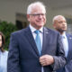 Fotografía de archivo del 03 de julio de 2024 que muestra al gobernador de Minnesota, Tim Walz (c), la gobernadora de Nueva York, Kathy Hochul (i), y el gobernador de Maryland, Wes Moore (d), saliendo del Ala Oeste para hacer declaraciones a los medios de comunicación tras su reunión con el presidente de EE.UU., Joe Biden, en la Casa Blanca en Washington (Estados Unidos). EFE/Shawn Thew