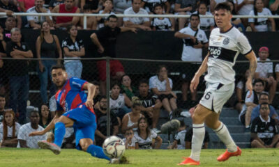 Fotografía de archivo en la que se registró un instante de un clásico del fútbol en Paraguay entre los clubes Olimpia y Cerro Porteño, en el estadio Manuel Ferreira de Asunción (Paraguay). EFE/Daniel Ñamandu