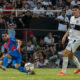 Fotografía de archivo en la que se registró un instante de un clásico del fútbol en Paraguay entre los clubes Olimpia y Cerro Porteño, en el estadio Manuel Ferreira de Asunción (Paraguay). EFE/Daniel Ñamandu