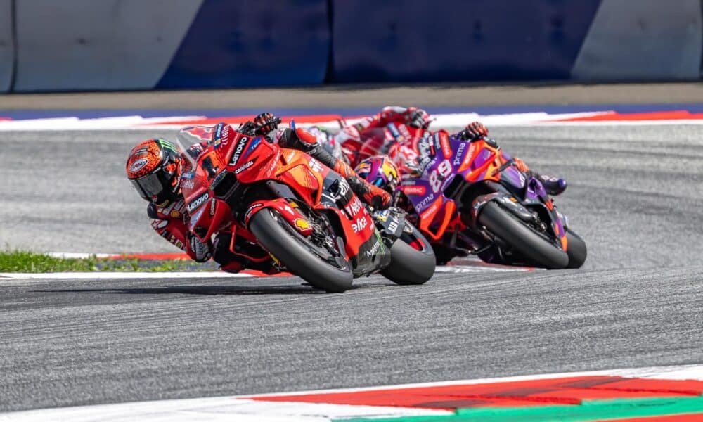 (I-D) Francesco Bagnaia y Jorge Martín durante la carrera de MotoGP del Gran Premio de Austria en el Red Bull Ring en Spielberg. EFE/EPA/EXPA/JOHANN GRODER