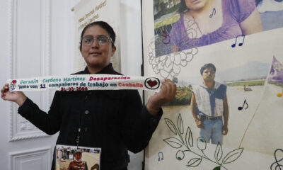 Liz Cardona, hija de la buscadora María Demetria Martínez, posa durante la inauguración de la exposición fotográfica ‘Tejer memoria: el legado de quienes nunca dejaron de buscar’ este viernes, en la Ciudad de México (México). EFE/Mario Guzmán