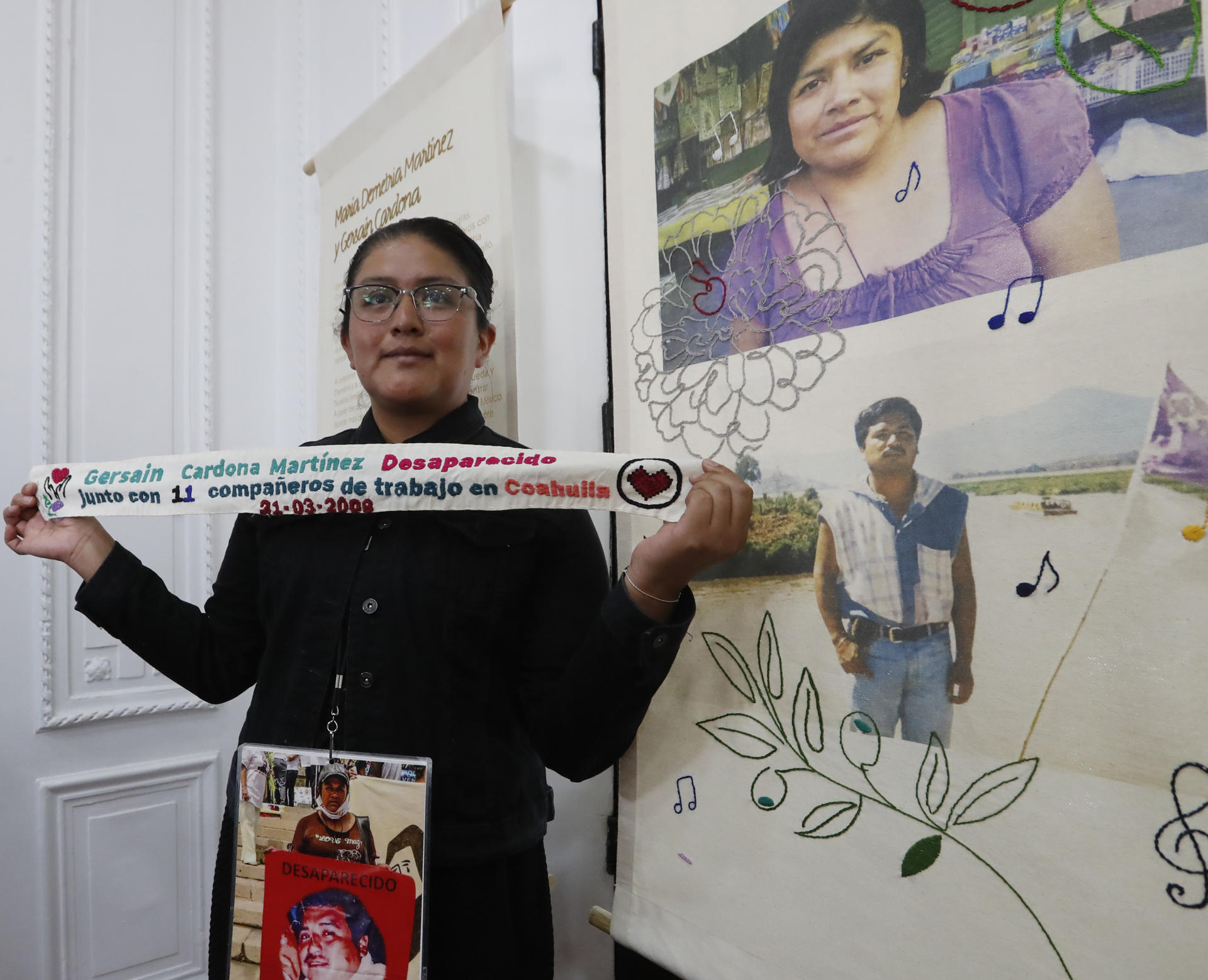 Liz Cardona, hija de la buscadora María Demetria Martínez, posa durante la inauguración de la exposición fotográfica ‘Tejer memoria: el legado de quienes nunca dejaron de buscar’ este viernes, en la Ciudad de México (México). EFE/Mario Guzmán