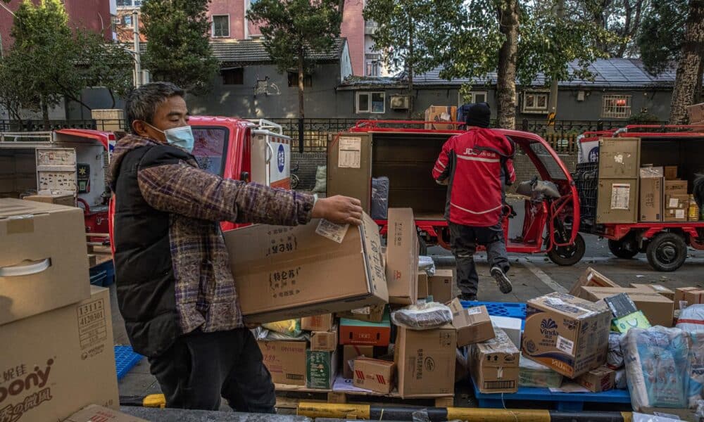 Fotografía de archivo que muestra a empleados del gigante chino del comercio electrónico JD.com preparando paquetes para su entrega. EFE/EPA/ROMAN PILIPEY