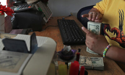 Un mujer cuenta dolares en una casa de cambio este miércoles, en Ciudad Juárez (México). EFE/ Luis Torres