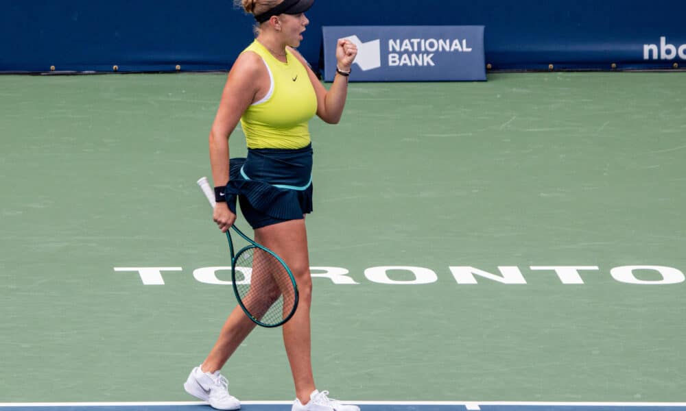 La estadounidense Amanda Anisimova fue registrada este sábado, 10 de agosto, al festejar un punto que le anotó a la bielorrusa Aryna Sabalenka, durante un partido del torneo WTA 1000 National Bank Open, en Toronto (Canadá). EFE/Julio César Rivas