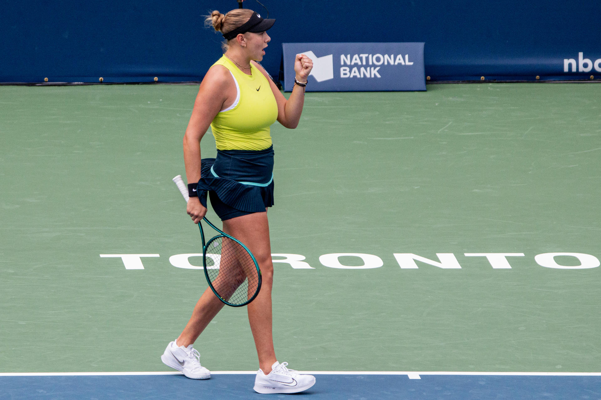 La estadounidense Amanda Anisimova fue registrada este sábado, 10 de agosto, al festejar un punto que le anotó a la bielorrusa Aryna Sabalenka, durante un partido del torneo WTA 1000 National Bank Open, en Toronto (Canadá). EFE/Julio César Rivas