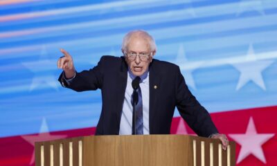 El senador independiente estadounidense Bernie Sanders habla en la segunda noche de la Convención Nacional Demócrata (DNC) en el United Center de Chicago. EFE/EPA/CAROLINE BREHMAN